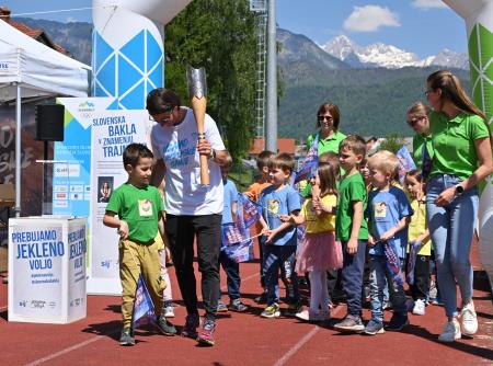 Čez dvesto kamniških otrok in športnikov s ponosom sprejelo in poneslo slovensko baklo (12)